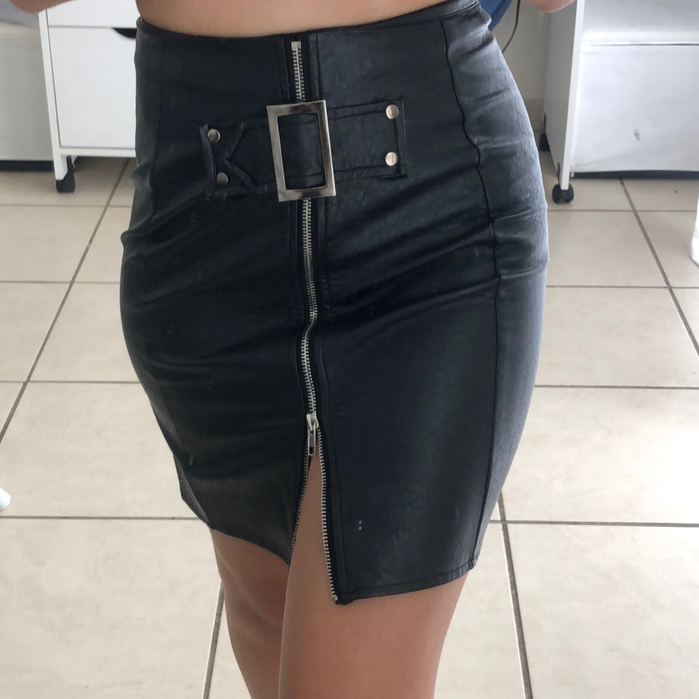 ❄️ Missguided vegan leather skirt